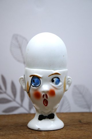 Gammelt æggebægre fra 30érne i porcelæn med bemalet sjovt ansigt.