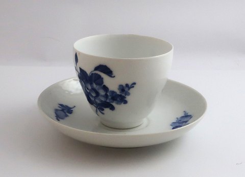 Royal Copenhagen. Blå blomst, flettet. Kaffekop med dekoration indvendig. Model 8041. (1 sortering)