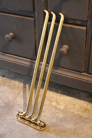 Gammel fransk væghængt håndklæde holder i massiv messing med fin patina...