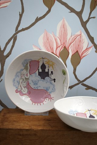 2 porselæns skåle med eventyr motiver designet af Shane Brox i samarbejde med Royal Copenhagen...
