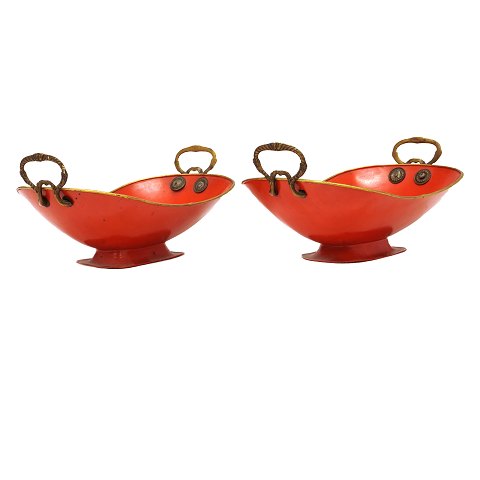 Ein Paar Henkelschalen auf Fuss aus bemaltem Metall. Dänemark um 1840. H Henkel: 12cm. L: 26cm