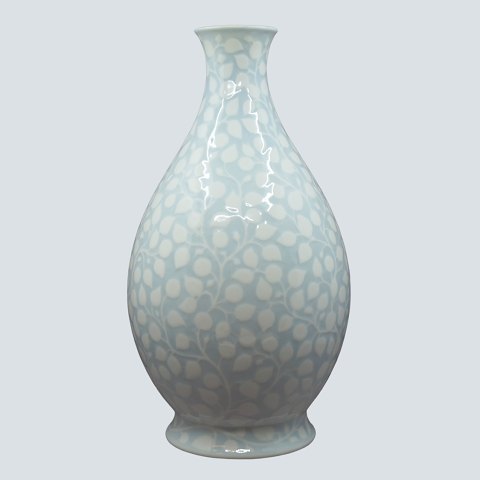 Bing & Grøndahl; Art nouveau vase af porcelæn med floralt mønster i hvid og gråblå