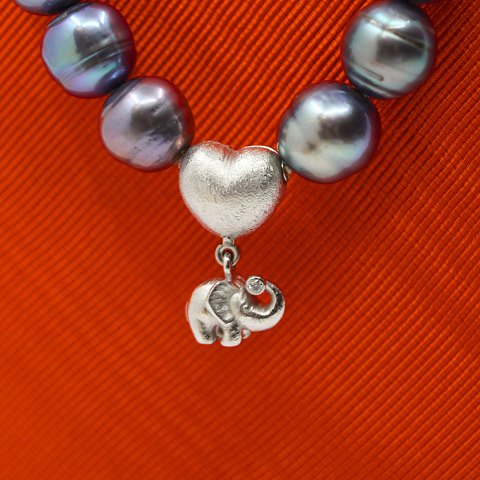 Ole Lynggaard; Heart clasp in 14k white gold with elephant key pendant