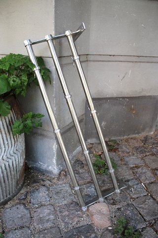 Gammel hattehylde / knagerække i krom.L: 81cm...