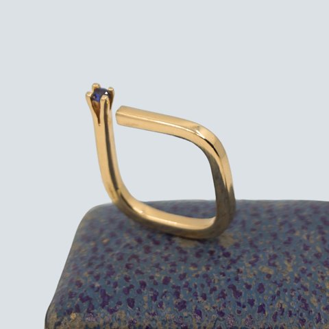 Svend Fisker; Ring in 14k gold set with a sapphire