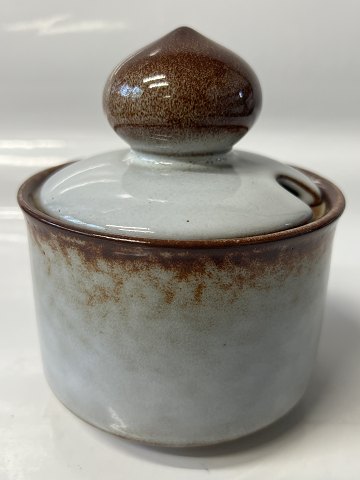 Sonja, marmeladeskål med låg, hul til ske, Søholm Bornholms keramik.Højde 12,5 cm.