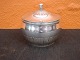 Bonbonniere skål med låg i 830s Georg jensen nr 45c
Dia 10 cm H: 11 cm 
5000 m2 udstilling
