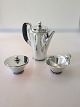 Danam Antik 
præsenterer: 
Georg 
Jensen Pyramide 
Sterling Sølv 
Kaffekande, 
flødekande og 
sukkerskål No 
600 A