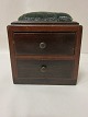 Tool for the needlework, made of wood, antique
Formed as a chest of drawers
The chest of drawers has 1 drawer
With a screw to secure it to the table
From 1830 
H: 14cm, L: 12,5cm, D: 8,5cm
Please note:Veneer damage, the screw is damaged, 
and 4 feet