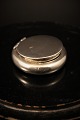 Old pill can in silver, stamped.
H:1.5cm. Dia.:4,5cm.