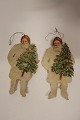 This old Christmas decoration is made of squeezed 
cotton wool and coloured scrap/cardboard
It has a fine old patina