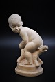 Lille Svend Lindhart terracotta figur af barn med hund.
Figuren er signeret. H:17,5cm.