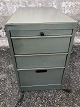 Aktenschrank mit Schubladen
Metall
675 DKK