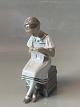 Bing & Grøndahl "Grethe" #Strikkende pigeDek nr #1656Højde 17 cmSOLGT