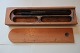 Pennalhus/pennehus af træ fra gammel tid, vi 
bliver helt nostalgiske
Medfølger: Blækpen
Lavet af træ
L: 23cm
