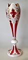 Bøhmisk jugend 
vase i rødt 
glas med hvidt 
overfang, ca. 
...