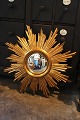 K&Co. presents: 
Decorative, 
old French sun 
mirror in 
gilded wood 
with a very 
fine patina. 
Dia.: 68cm...