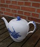 Antikkram 
präsentiert: 
Blaue 
Blume Glatt 
dänisch 
Geschirr. Runde 
Teepotten Nr. 
8244