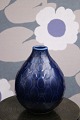 Fin , lille keramikvase fra Aluminia - Marselis i mørkblå glasur...