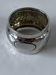 Napkin ring Silver
Stamped: 830S
Size 3 x ø 4.0 cm.