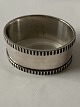 Napkin ring Silver.
Stamp: Three Towers.
Size 2.0 x ø 4.5 cm.