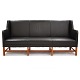 Kaare Klint 
trepersoners 
sofa betrukket 
med sort læder 
...