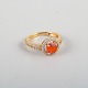 14 karat 
guldring prydet 
med orange opal 
og talrige ...