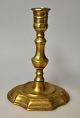 Pegasus – Kunst 
- Antik - 
Design 
presents: 
Danish 
baroque brass 
candlestick, 
18th century.