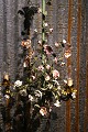 Gammel fransk lysekrone med i grønmalet metal dekoreret med fine farvet/hvide 
porcelænsblomster.