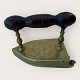 Moster Olga - Antik og Design presents: Brass iron*DKK 875
