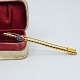 Antik Damgaard-Lauritsen præsenterer: Broche i 14 kt. guld med safir