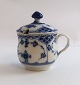 Royal Copenhagen. Musselmalet, halvblonde. Sennepskrukke. Model 744. Højde 8,5 cm. (1 sortering). Produceret før 1923.