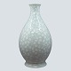 Bing & Grøndahl; Art nouveau vase af porcelæn med floralt mønster i hvid og gråblå
