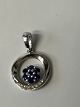 Antik Huset presents: Pendant, with blue sapphire and inlaid diamonds, in 14 carat white gold.Length: 1.9 cm.