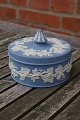 Antikkram presents: Beautiful and well-kept bonbonniere by Wedgewood, UK.