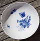 Blå Blomst Svejfet porcelæn. Opsats eller skål på høj fod