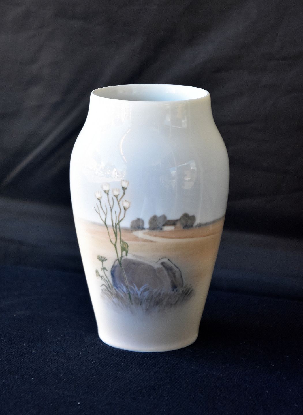 højdepunkt tvilling kaffe Kinnerup Antik & Porcelæn - Royal Copenhagen * * Vase 2695/2037,  bondegårsmotiv