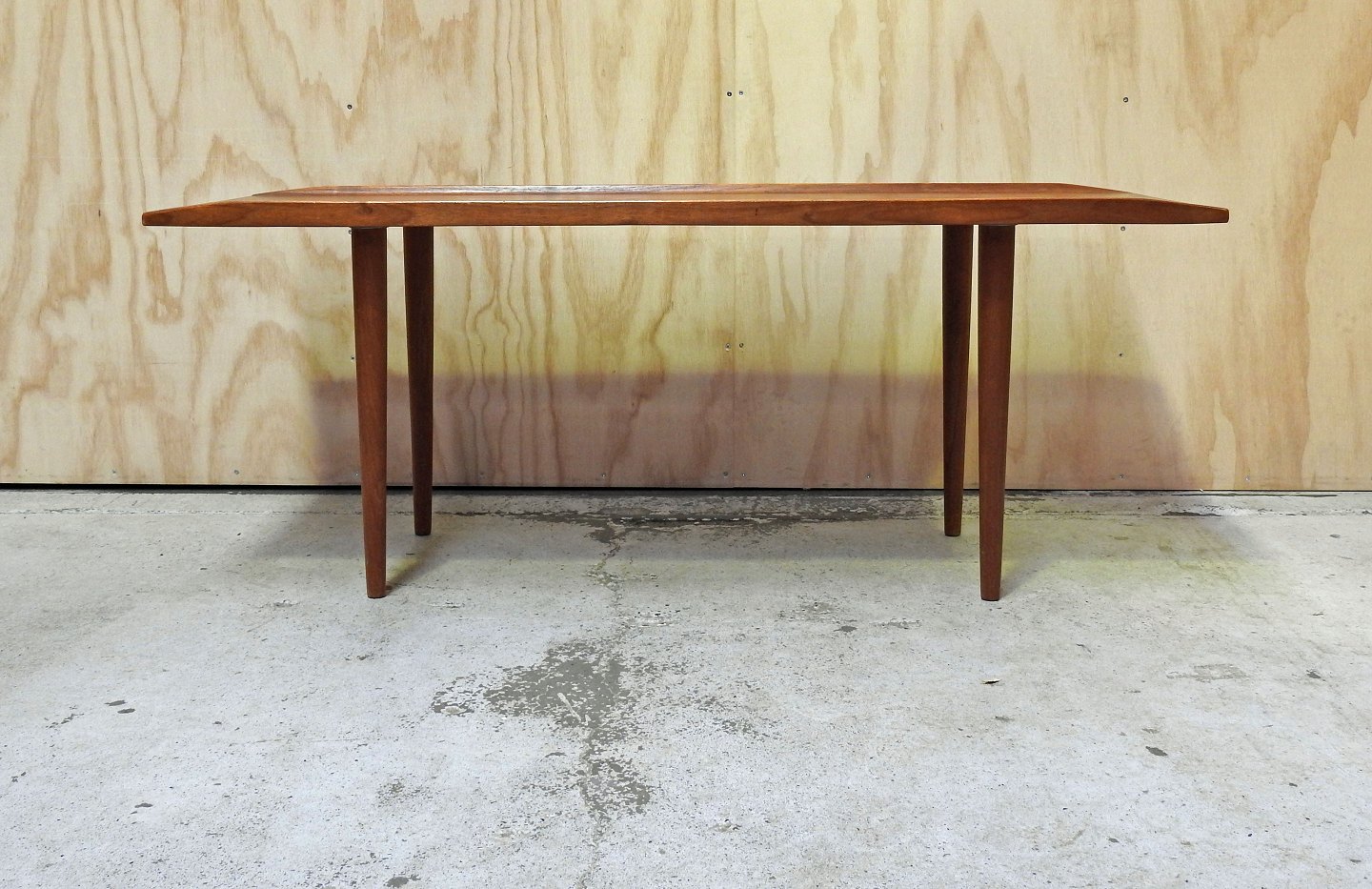 Antik & Porcelæn - Sofabord med kant i Winge møbelfabrik.