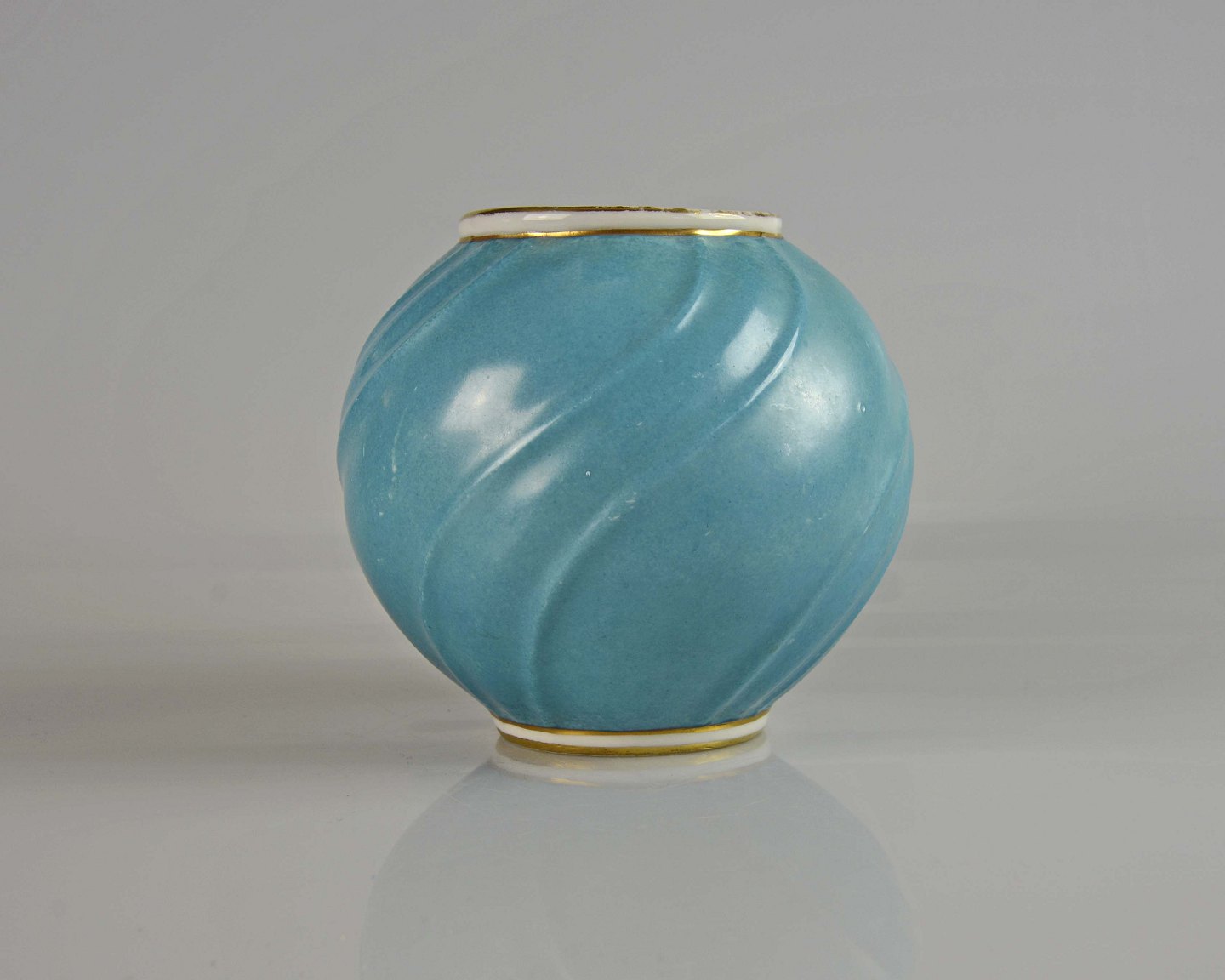 Antik & Porcelæn - Lyngby Porcelæn * * Rund svejfet vase * støvet blå * SOLGT