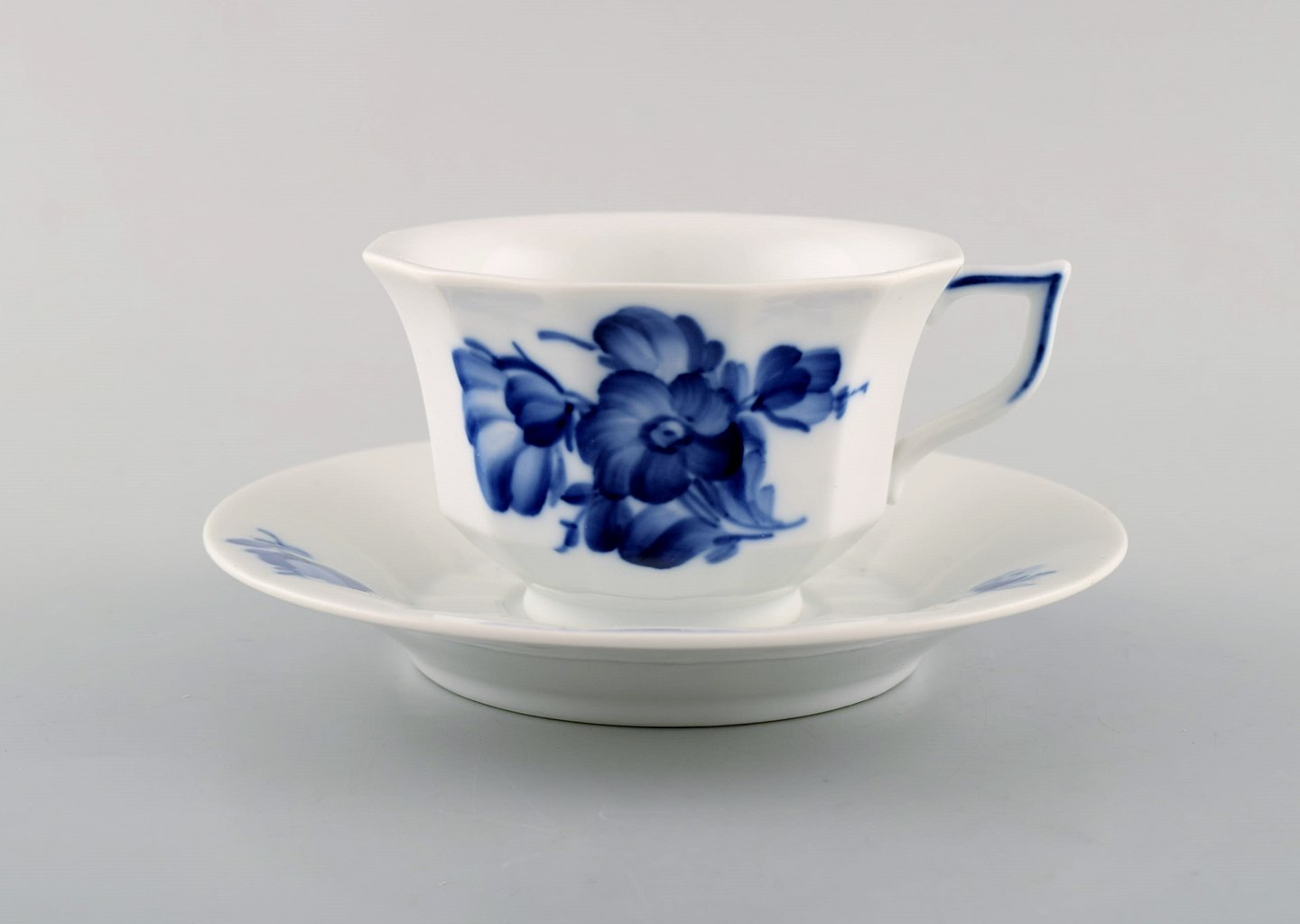 L Art Royal Copenhagen blå blomst kantet sæt på en kaffekop med un