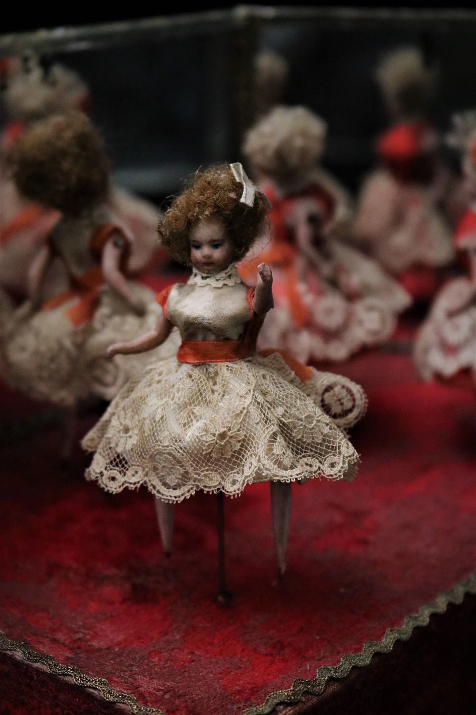 K&Co - Gammelt 1800 tals mekanisk i form 4 små ballet piger i fine ba