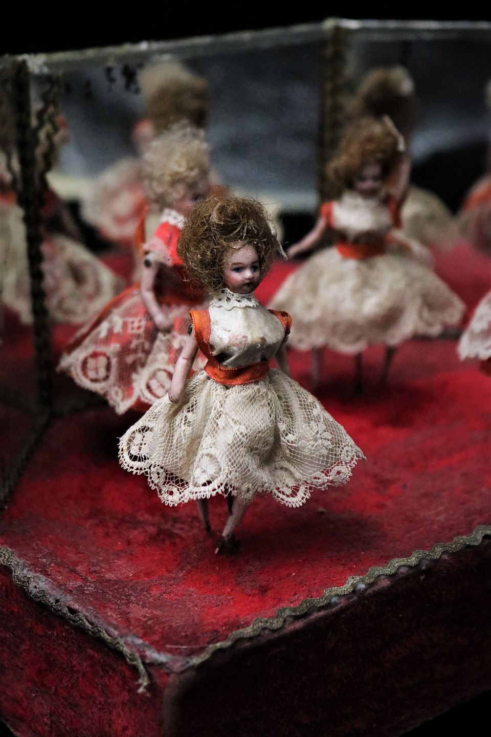 K&Co - Gammelt 1800 tals mekanisk i form 4 små ballet piger i fine ba
