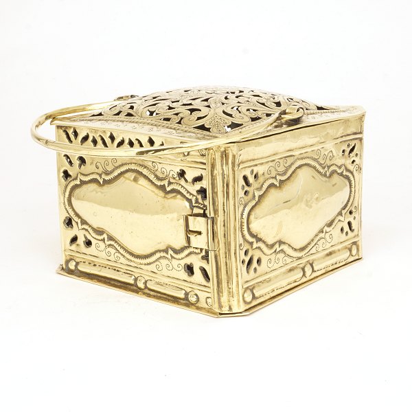 Foot warmer made of brass. Friesland circa 1750. H: 15cm. 22x22cm