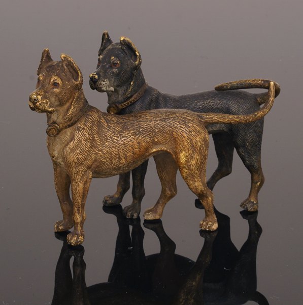 Wiener Bronze Figur in Form von zwei Hunden. Hergestellt um 1880. H: 8cm. L: 
12cm