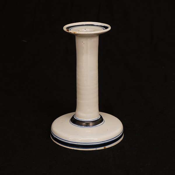 A blue decorated candelstick, faience. Antvorskov, Denmark, 1812-15. Signed. H: 
16,3cm