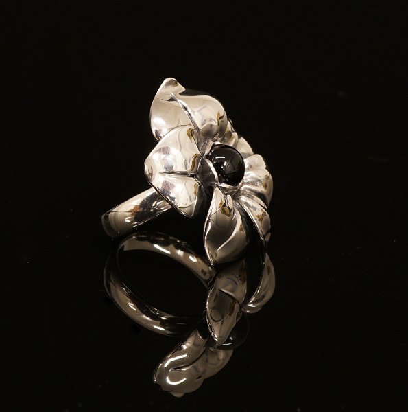 Regitze Overgaard for Georg Jensen: "Flower"-ring i sterlingsølv med sort agat. 
D: 3,2cm. Ringstr. 59