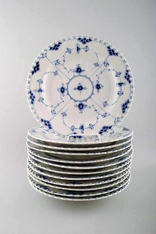 12 stk. Helblonde musselmalet middagstallerkener fra Royal Copenhagen.
Dekorationsnummer 1/1084.