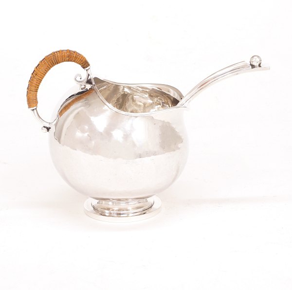 Karl Gustav Hansen, Denmark: A sauce boat with spoon. Sterlingsilver. Signed 
Hans Hansen and dated 1950. #153. H: 14cm. W: 445gr. Spoon L: 19,5cm. W: 118gr