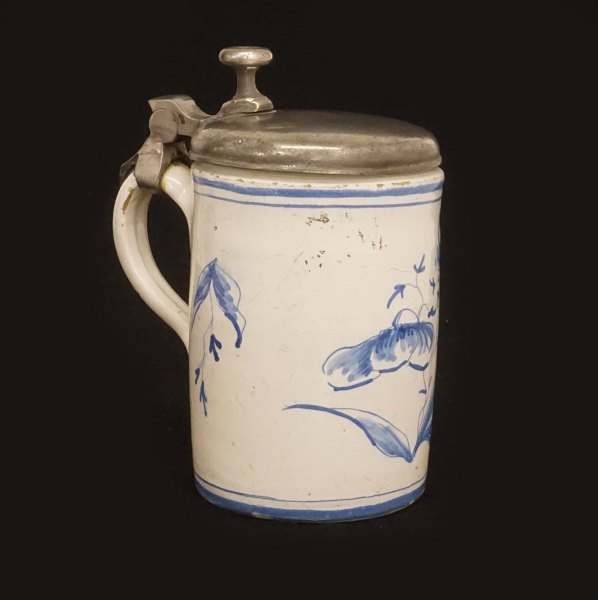 Lid cup, faience. Morsø, Denmark. circa 1780. H: 15cm