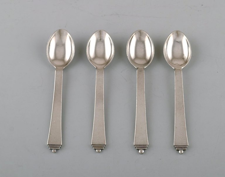 Georg Jensen "Pyramide" sølvbestik. Fire kaffeskeer i sterlingsølv. 

